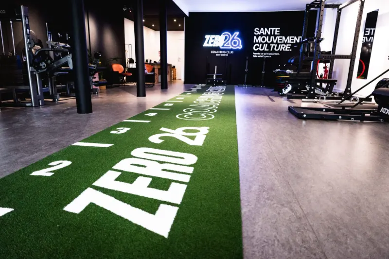 L’espace d’entraînement du club ZERO26., avec son gazon synthétique et ses racks