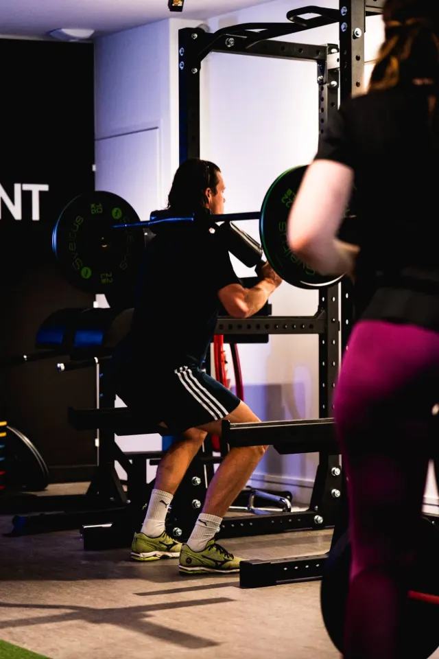 Adhérents à l’entraînement sur les racks du club