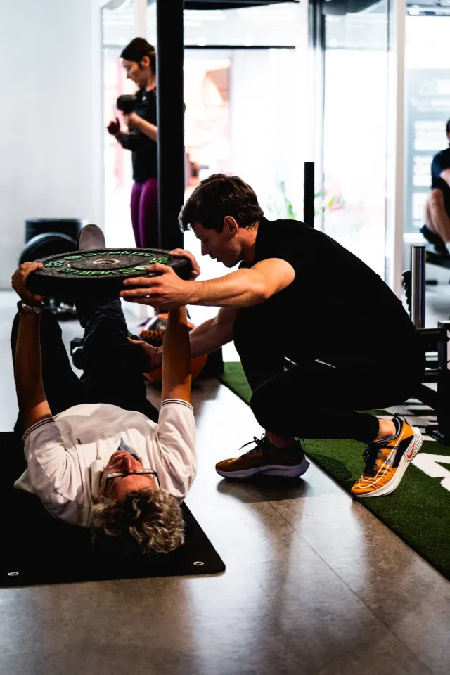 Séance de coaching au développé couché, sous l’œil d’un coach ZERO26.