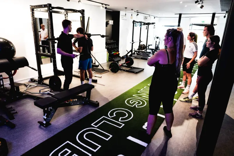 Un cours small group dans le club ZERO26.